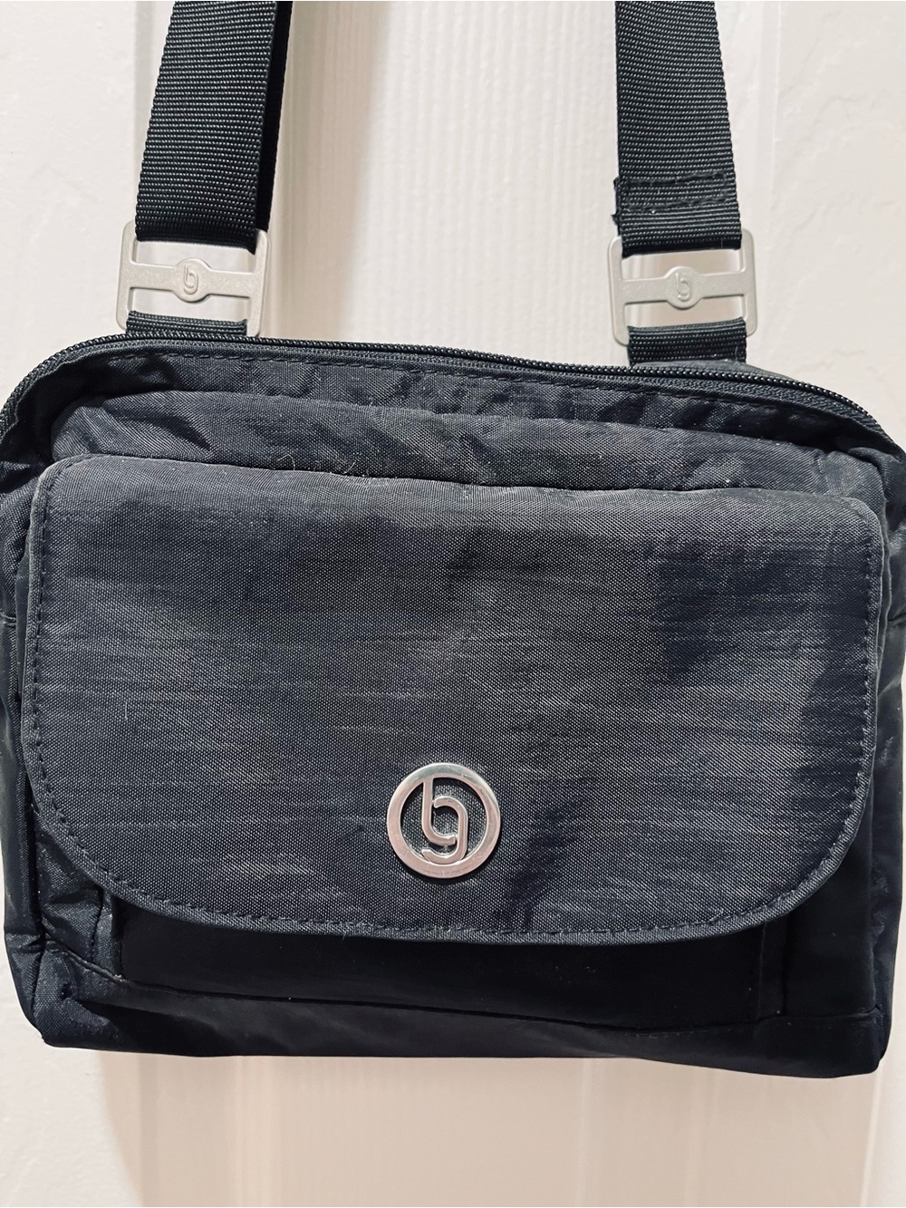 Baggallini Black Crossbody/Shoulder Bag with Silver Logo